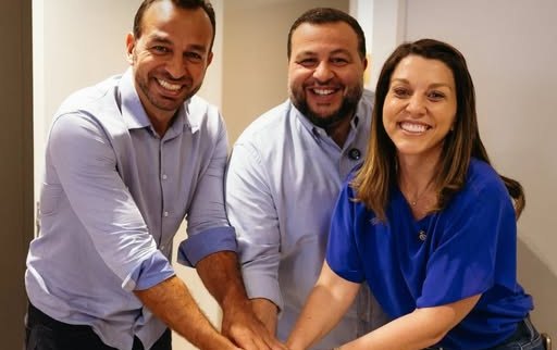Christiano, Helena e Rodrigo Campos, a segunda geração da família à frente da Joll, sorrindo juntos no escritório